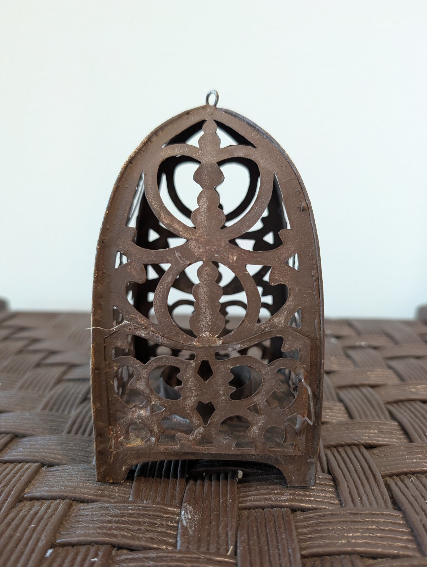 Arched lantern holder
