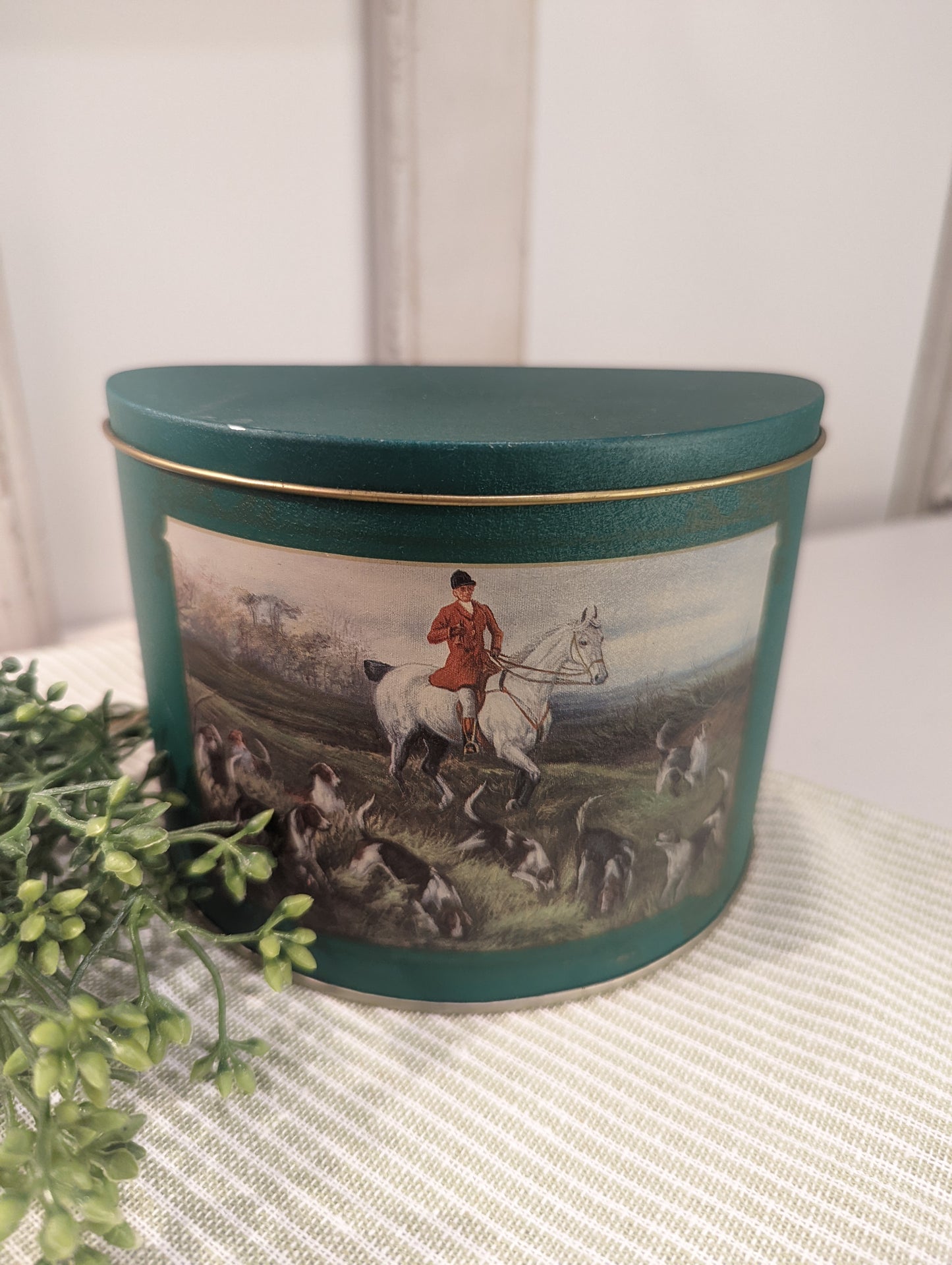 Vintage Arnott's 'English Hunting Scene' biscuit tin