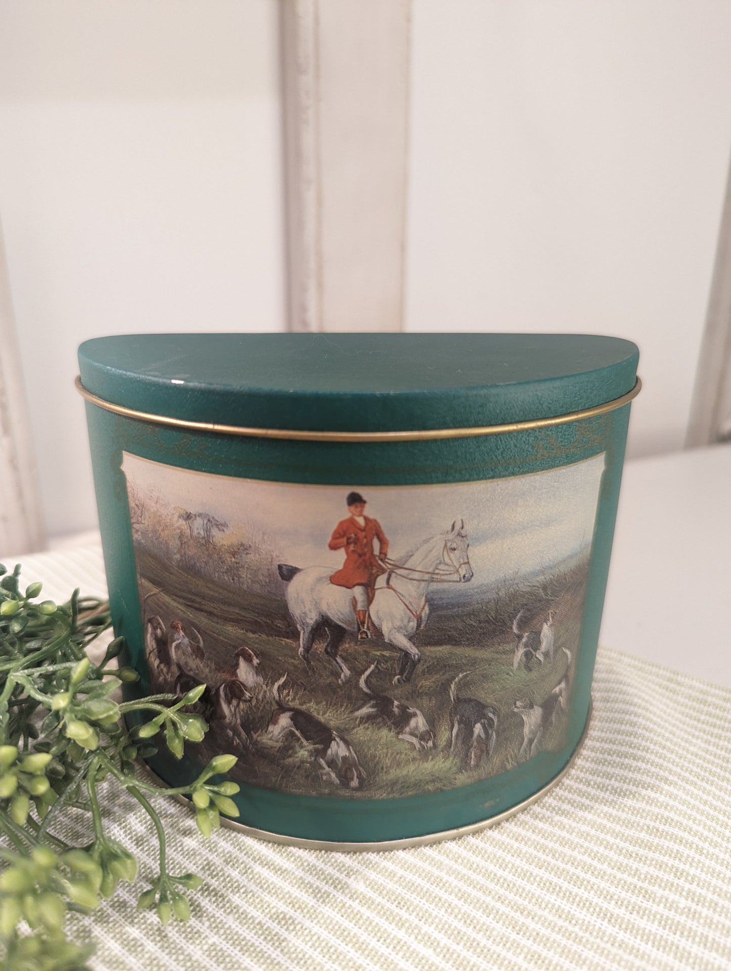 Vintage Arnott's 'English Hunting Scene' biscuit tin