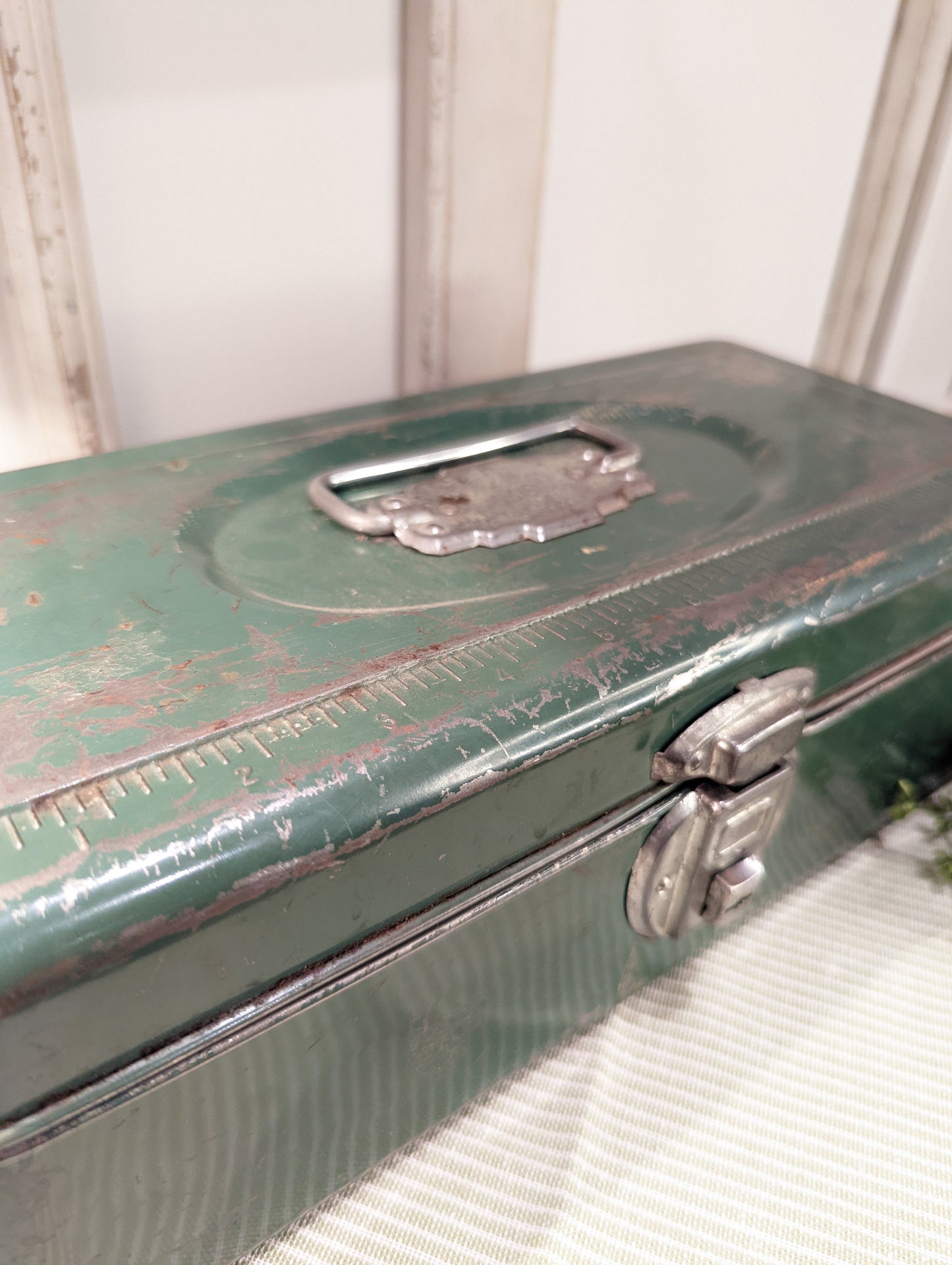 Vintage Tin Tool Box 💚