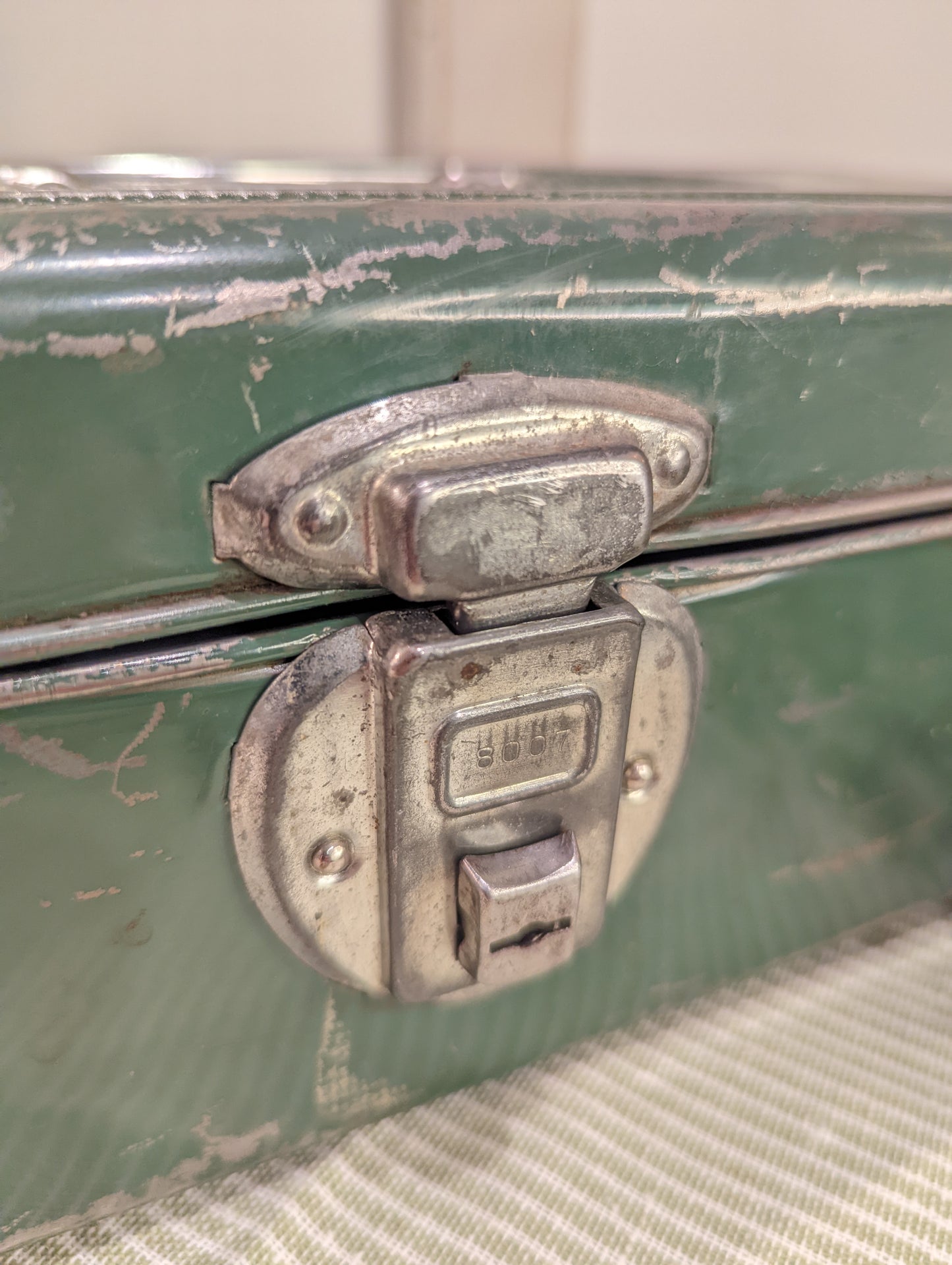 Vintage Tin Tool Box 💚
