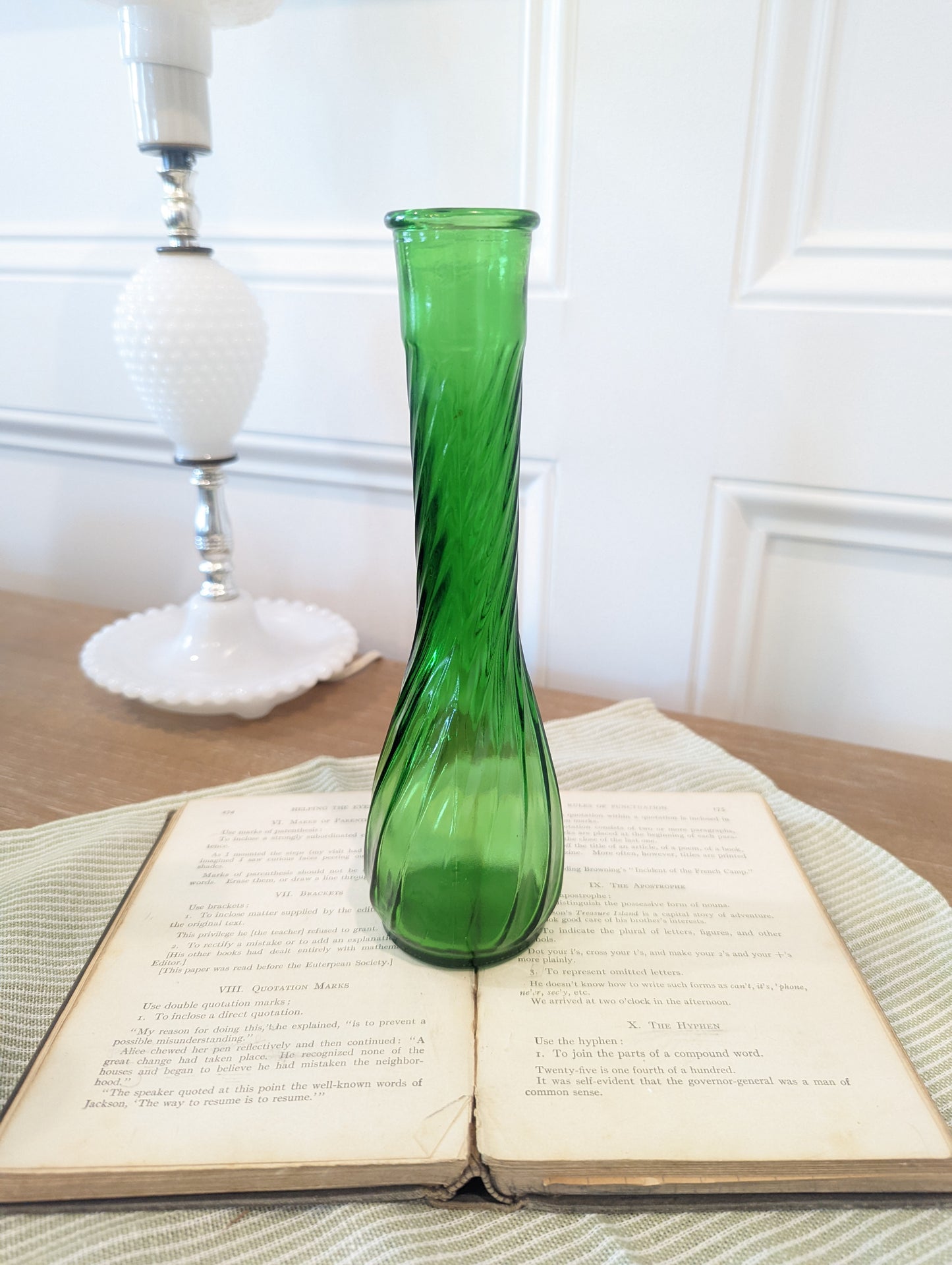 Green 💚 Vintage Glass Bud Vase